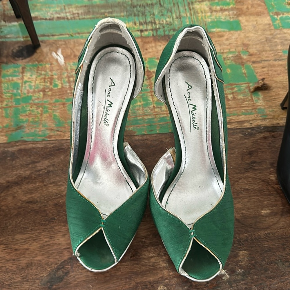 Vintage Anne Michelle green silk heels